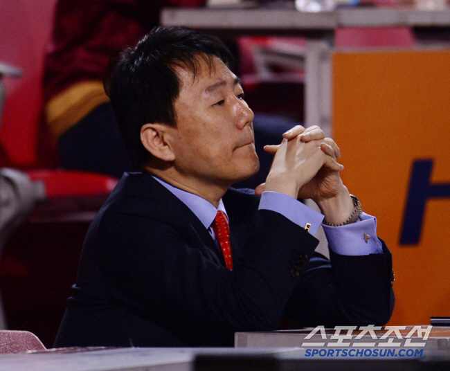 Permanent disqualified owner appears in overseas camp Lee Jang-seok's landmine, another explosion, and KBO response?