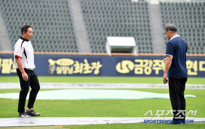  Gyeonggi Supervisor Park Jong-hoon checks the ground condition