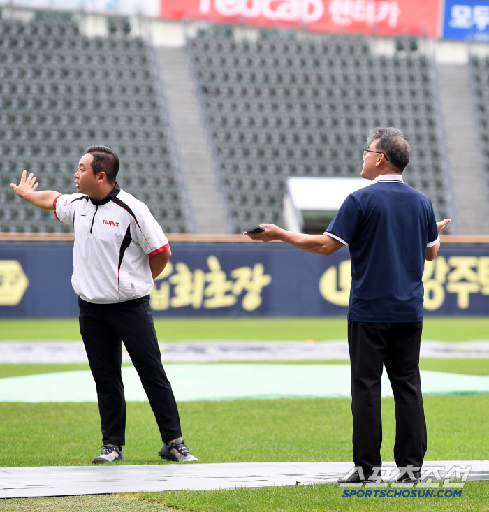  Gyeonggi Supervisor Park Jong-hoon checks the ground condition