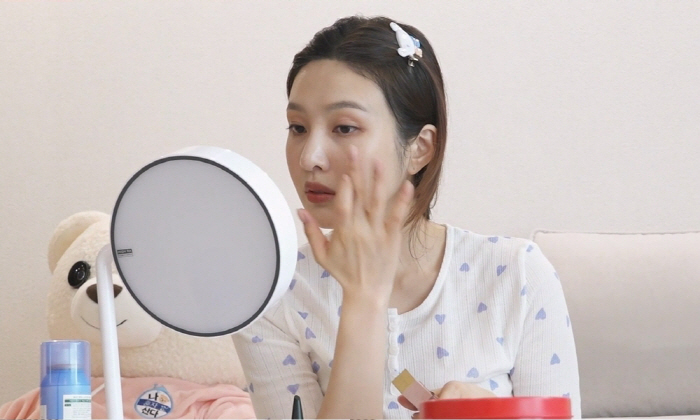 Red Velvet Joy Does Everything When It's Trendy...There are 30 cosmetics alone, how is the pursuit beauty (Na Hon-san)