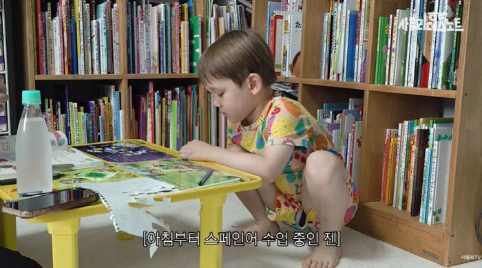Sayuri was expelled for only 10 days, but she is a genius 6 years old and likes 5 languages