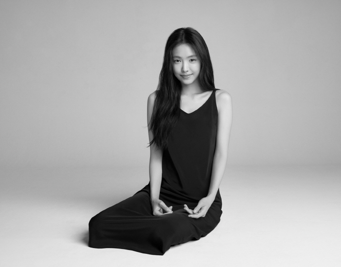 Son Na Eun, you look like a foreign model...It's a different visual
