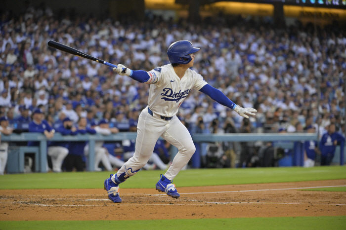 What if we get into a real accident? LAD Super Utility Man Kim Hye-sung hit 0.339 in the first half of the year and remains at the top of the mock vote for the Rookie of the Year. 4th place this month