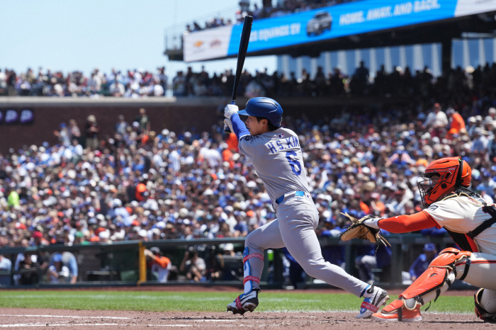 What if we get into a real accident? LAD Super Utility Man Kim Hye-sung hit 0.339 in the first half of the year and remains at the top of the mock vote for the Rookie of the Year. 4th place this month