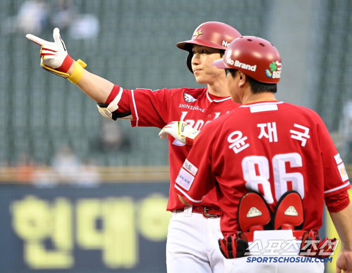 What a surprise from the beginning of the second half.. The main shortstop is out! → Right major rotator cuff microinjury. He was determined to play, but recovery came first
