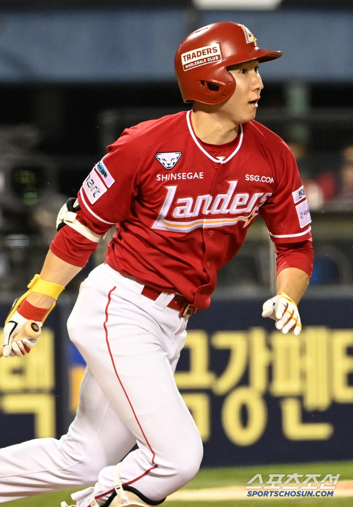 What a surprise from the beginning of the second half.. The main shortstop is out! → Right major rotator cuff microinjury. He was determined to play, but recovery came first