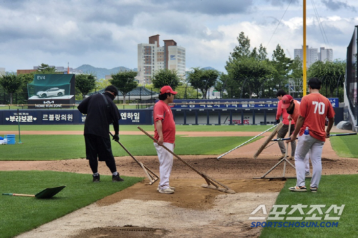 411.9mm of the heaviest rain in history, Gwangju's aftermath, will it be possible to start the KIANC match...Another heavy rain warning on the afternoon of the 18th 
