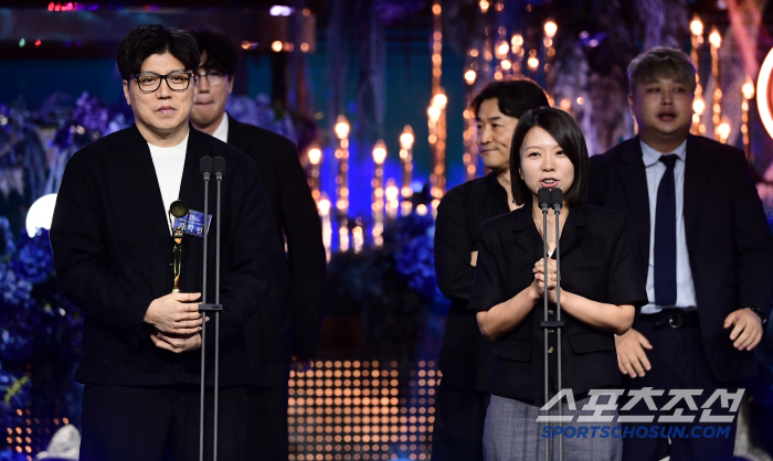 'Culinary Class Wars' Wins Best Entertainment Program at 4th Blue Dragon Series Awards