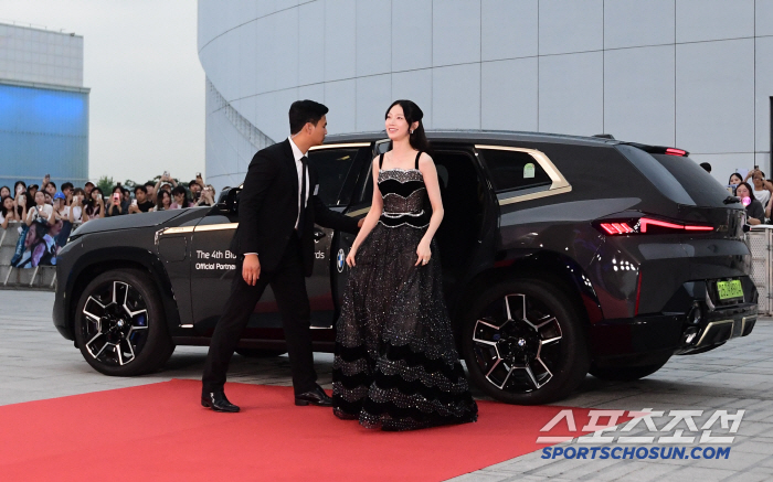  Gong Seungyeon, it's cheating if you're this pretty