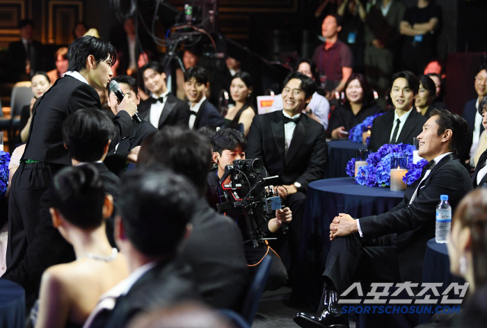  In front of Lim Si-wan and Lee Byung-hun, Squid Game parody mime dance...You have to be careful about your acceptance speech
