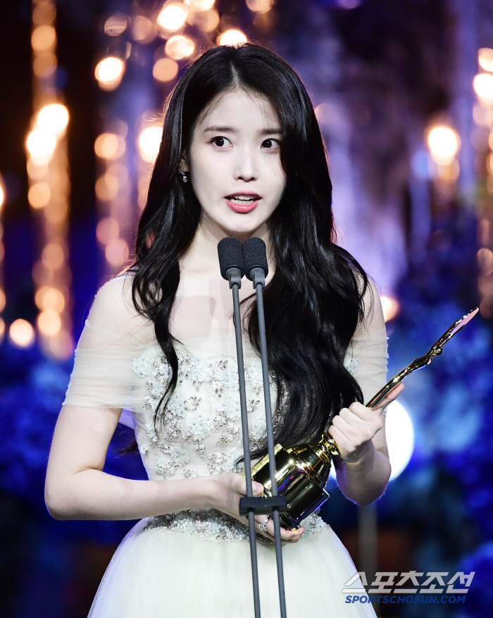  IU gets emotional for Best Actress. Thank you to all Ae-soon in the world