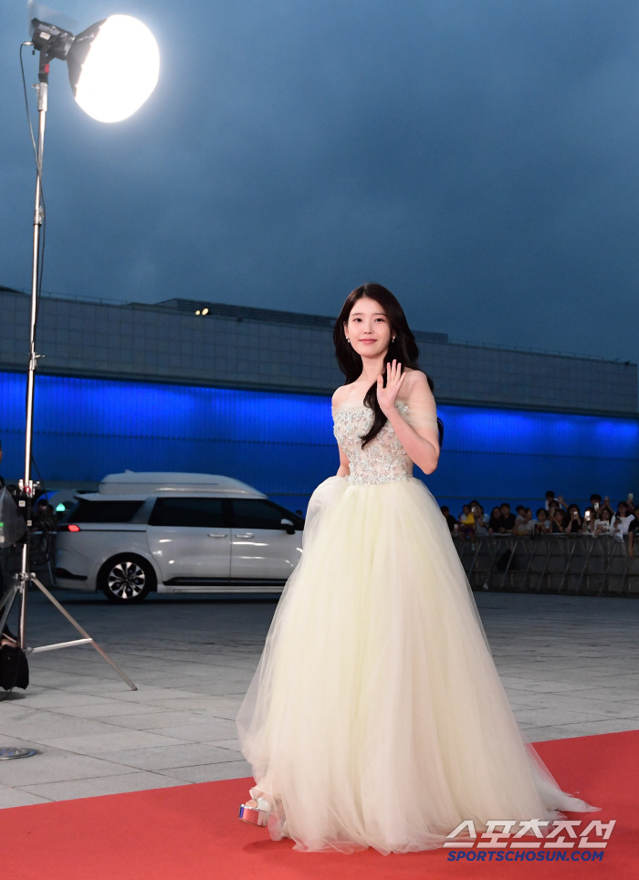  IU, you look so pretty