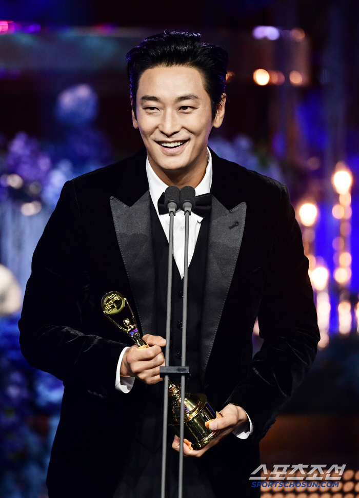  Ju Jihoon, Best Actor Award. It wasn't easy to make the original video