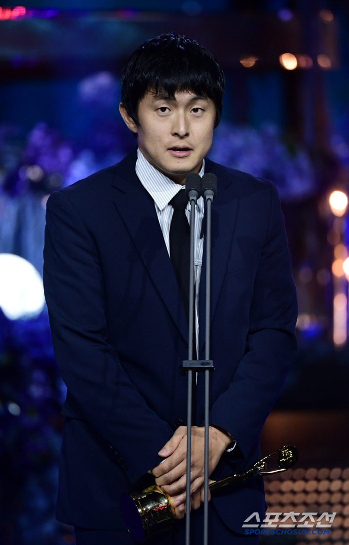 Kian84 Wins Best Male Entertainer at 4th Blue Dragon Series Awards