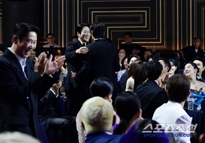  Lee Joonyoung, Happening to the stage in the name mix-up...Lee Junhyuk gave me a hug