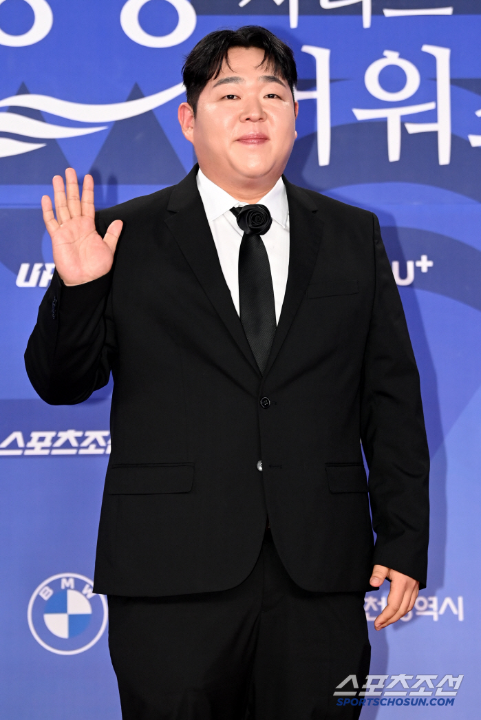  Moon Sang-hoon, thank you for the new male entertainer award, Choi Kang-rok, and I won't hide after saying I'm trying