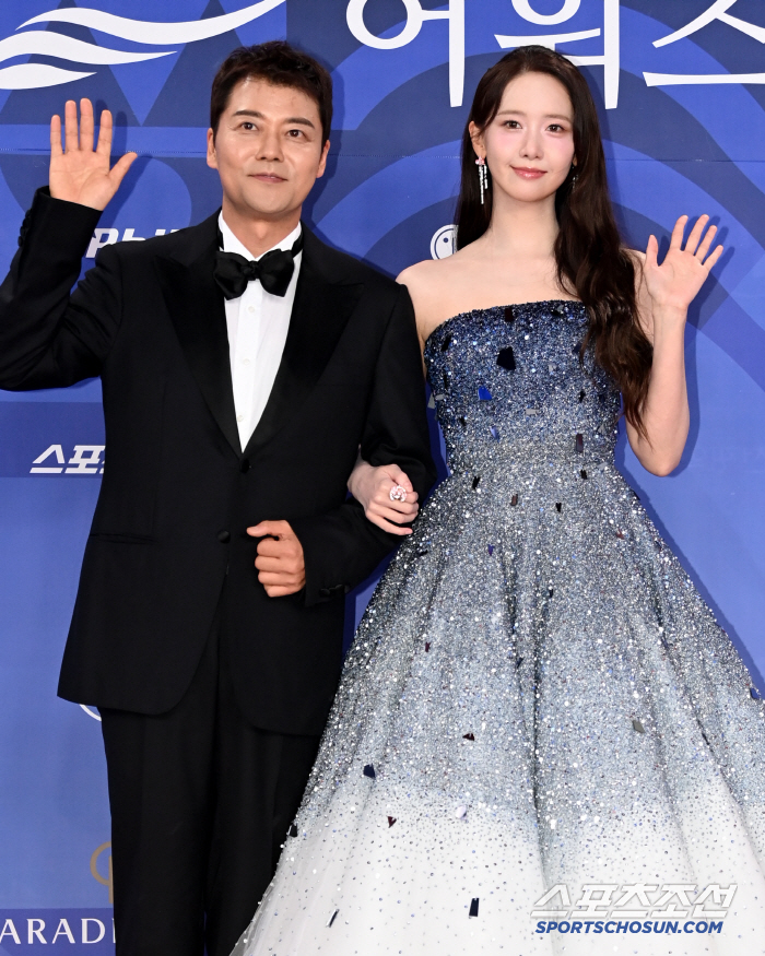 MC Duo Yoona and Jun Hyun-moo Lead the 4th Blue Dragon Series Awards with Elegance
