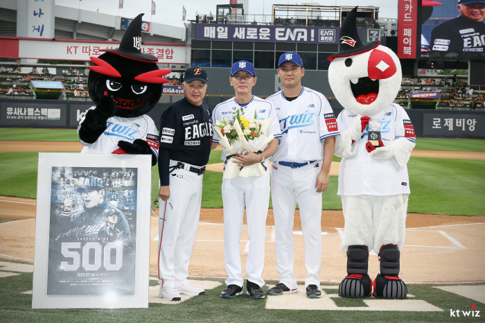 The 5th One Club to win 500 games...The club also treated the overseas travel gift certificates and commemorative frames properly