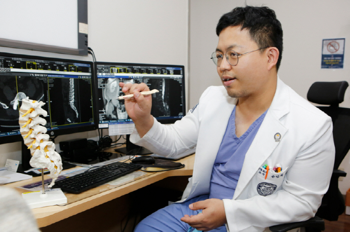 Am I the one with the herniated disc?Overweight and Smartphone overuse vulnerable generations in their 20s and 30s