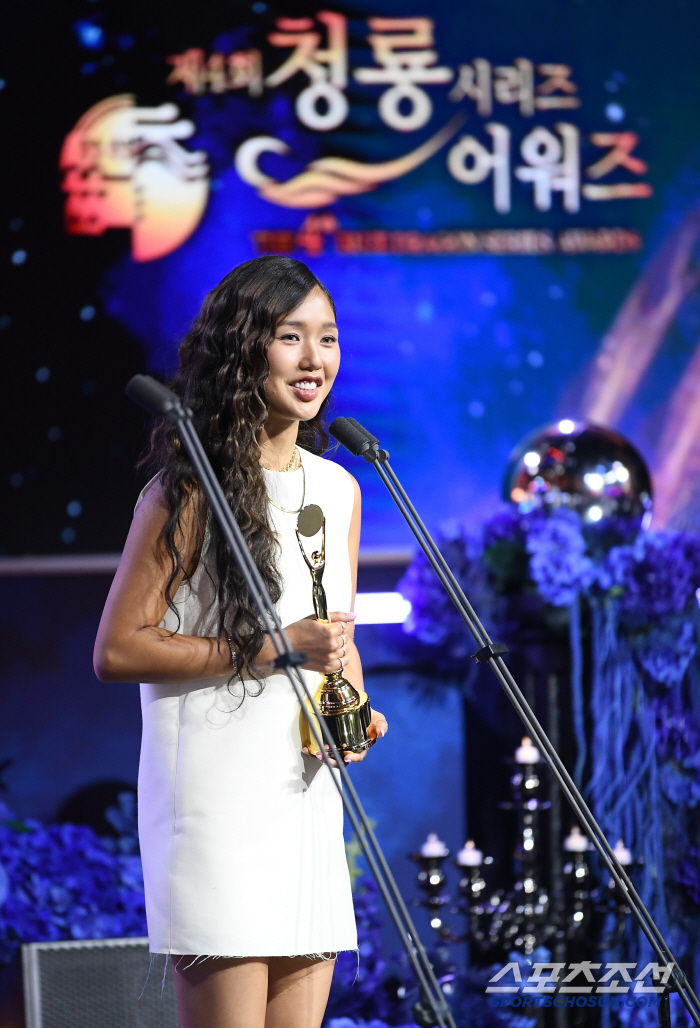  Mimi Wins New Female Entertainer Award