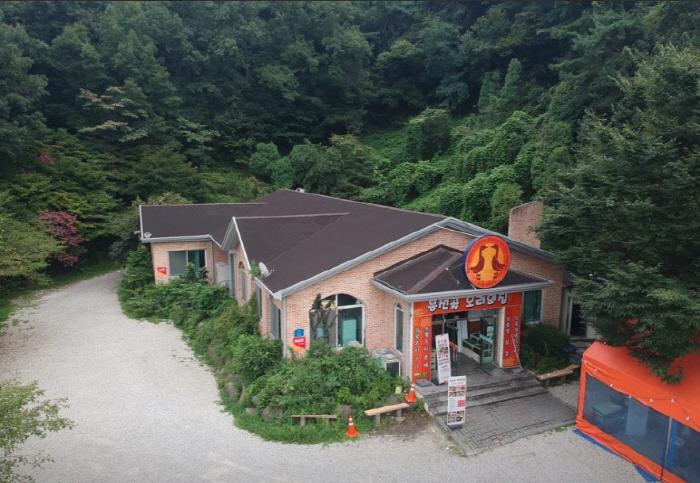 Bongseongol Duck House contains the essence of Jeolla-do-style antibiotic-free charcoal raw duck