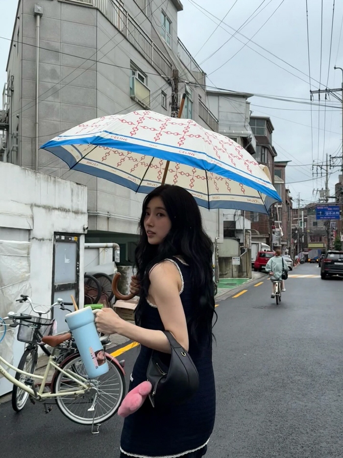 It's pretty even if it rains...Soojin, you can't hide your beauty even with an umbrella