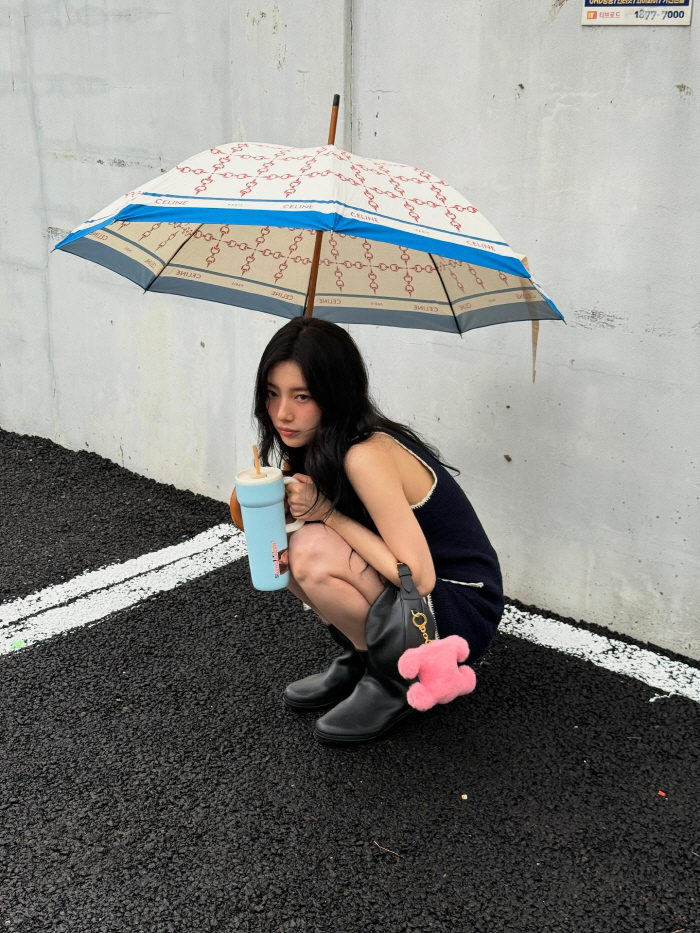 It's pretty even if it rains...Soojin, you can't hide your beauty even with an umbrella