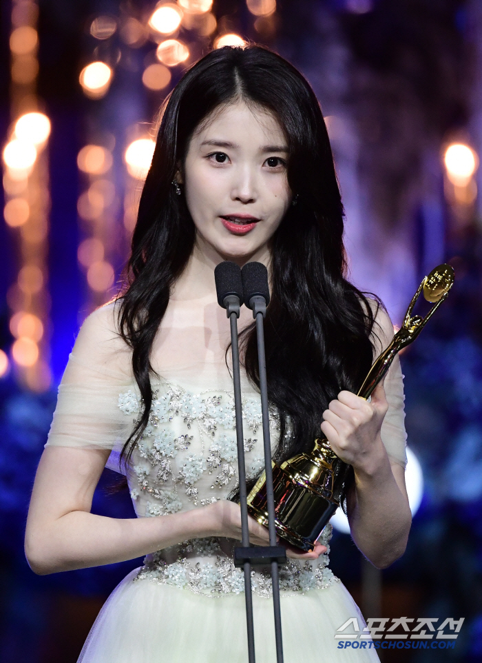 IU and Ju Ji-hoon Win Top Acting Honors at 4th Blue Dragon Series Awards