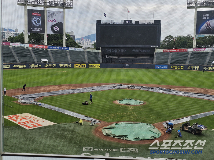 Jamsil Ground, dug up like a battlefield...Can Jamsil, which experienced heavy rain every day, be held in Elotrasico on Friday night? 