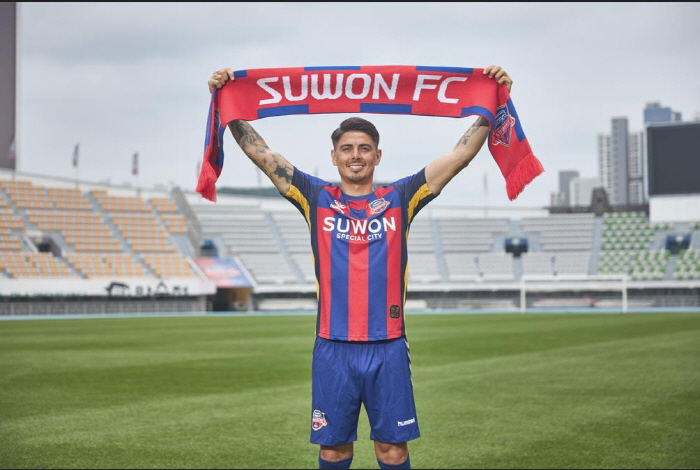  11th-ranked Suwon FC, Willian Han Chan-hee, a new player in the second half of the year, willian Han Chan-hee,  Kim Kyung-min and Andrigo bench