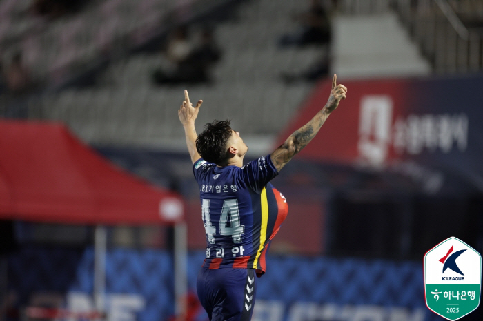  Suwon FC, ranked 11th in the crazy debut match against Willian Andrygo, Lee Jung-hyo predicted a storm in the second half of the 21st theater's come-from-behind victory over Gwangju