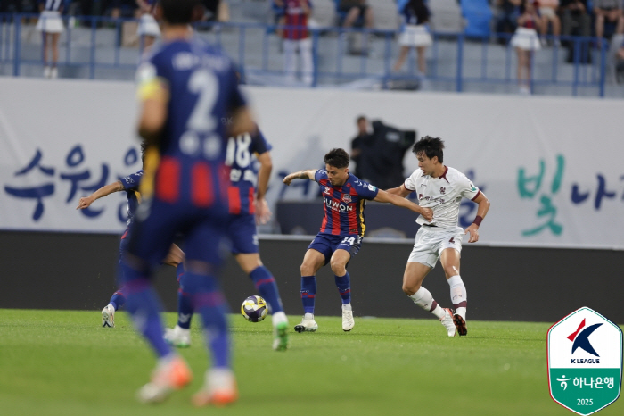  Suwon FC, ranked 11th in the crazy debut match against Willian Andrygo, Lee Jung-hyo predicted a storm in the second half of the 21st theater's come-from-behind victory over Gwangju