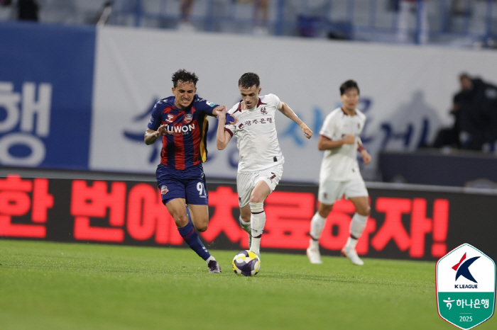  Suwon FC, ranked 11th in the crazy debut match against Willian Andrygo, Lee Jung-hyo predicted a storm in the second half of the 21st theater's come-from-behind victory over Gwangju