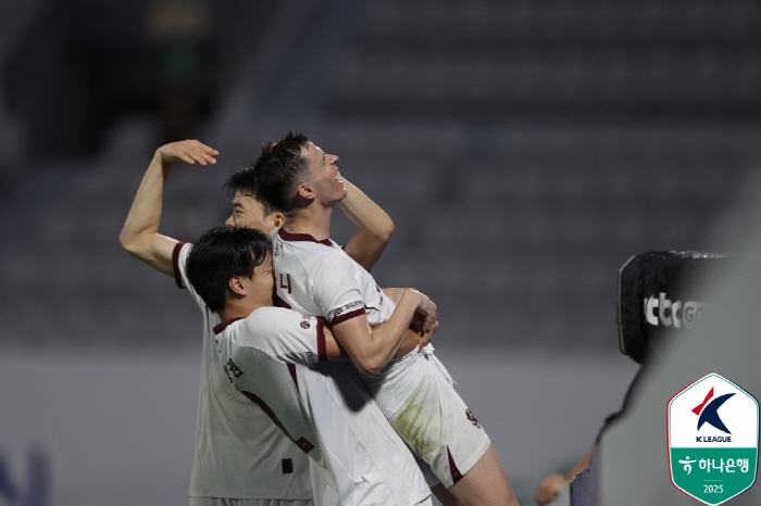  Suwon FC, ranked 11th in the crazy debut match against Willian Andrygo, Lee Jung-hyo predicted a storm in the second half of the 21st theater's come-from-behind victory over Gwangju