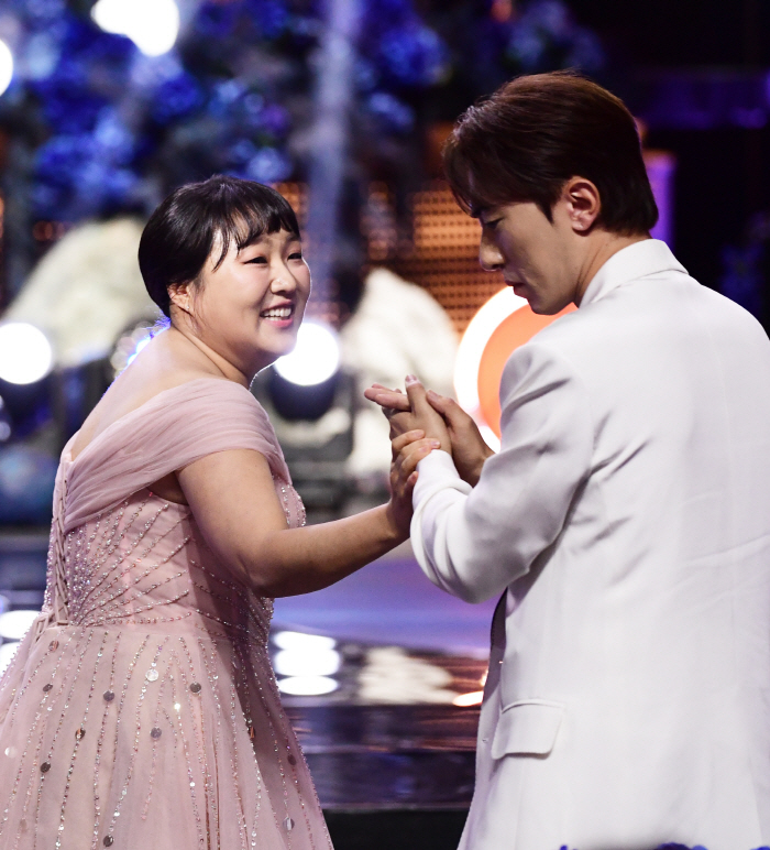 Kian 84, Lee Suji Entertainment Award..Kim Won Hoon, who didn't win the award, stormed the stage → Thank you for your thoughts