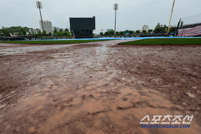  It was scary. Gwangju showed signs of heavy rain again, and rain was canceled before the KIANC game on the 18th