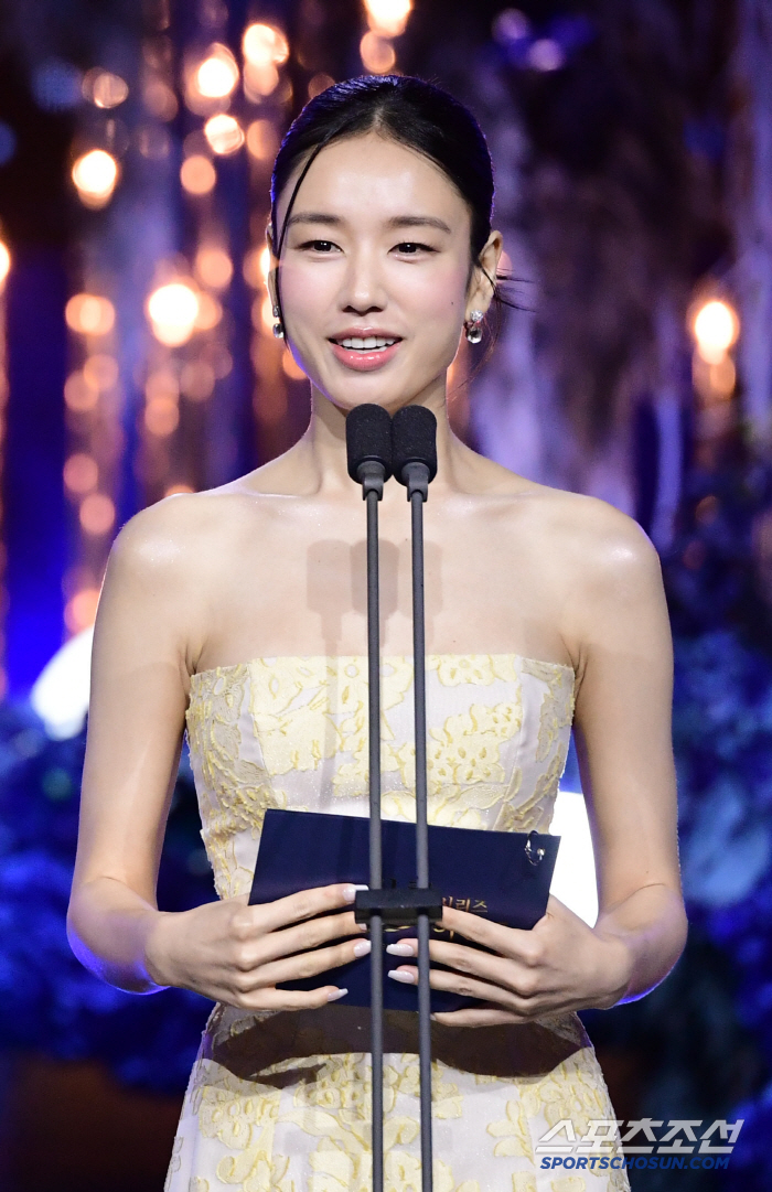  Ahn Eunjin, the brilliant presenter