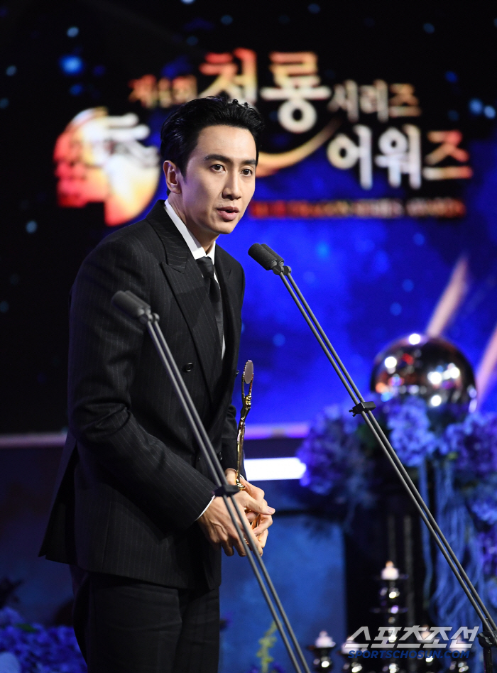  Bad actor Lee Kwang-soo wins the Blue Dragon Series Award for Best Supporting Actor