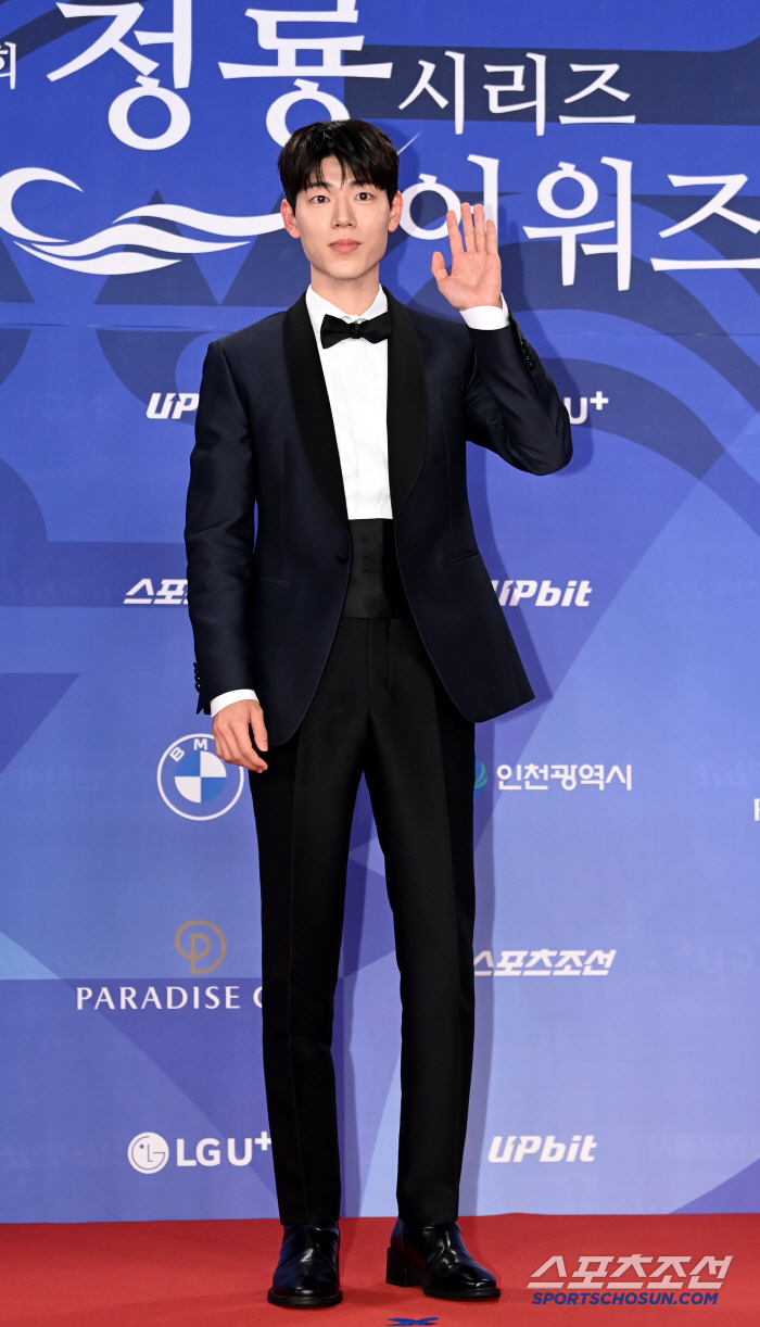  Bae Hyun-sung and Tuxedo look good, right?