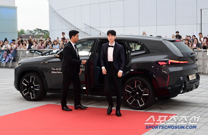 BAE HYUN SUNG, get off the car