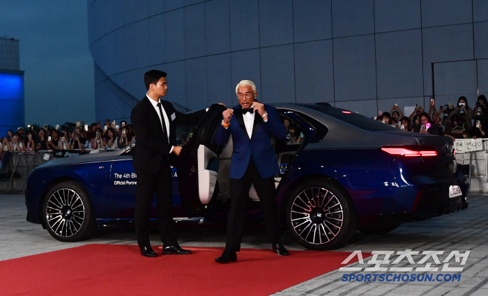  Choo Sung Hoon appears in a cool way