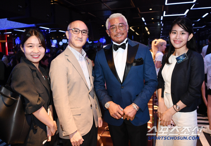  Choo Sung-hoon talks with Kazuhiro Kawase, director of the Japanese Cultural Center
