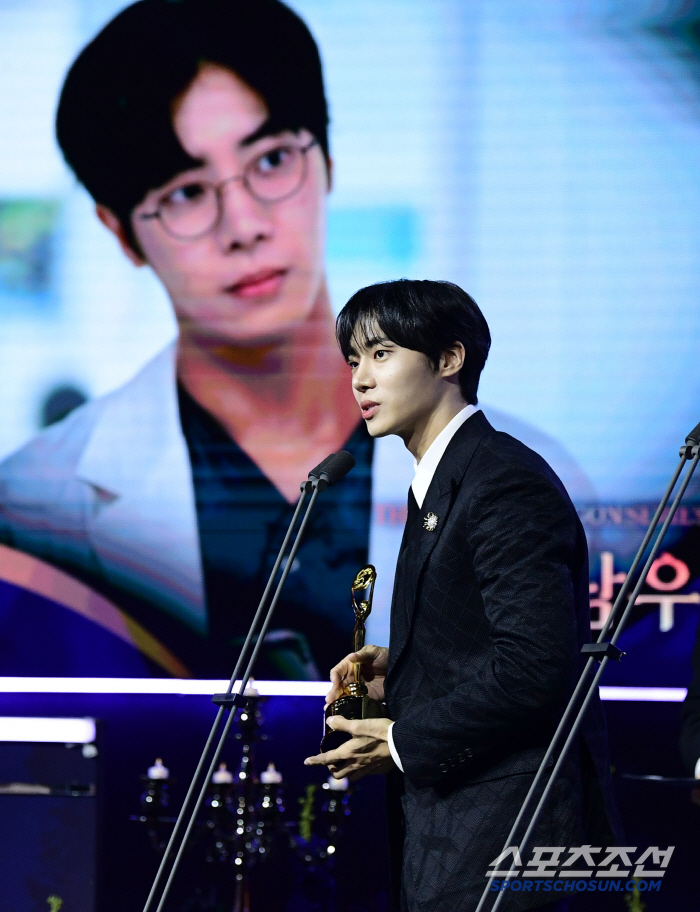  Chu Young-woo wins Blue Dragon Rookie Nam Woo Award