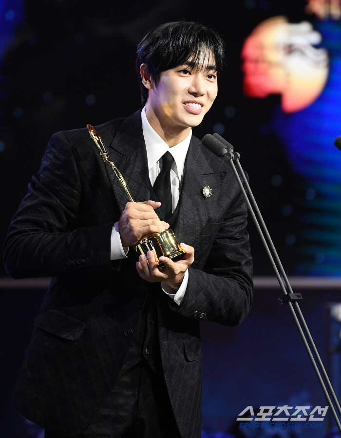  Chu Young-woo wins the Blue Dragon Series Award for Best New Actor
