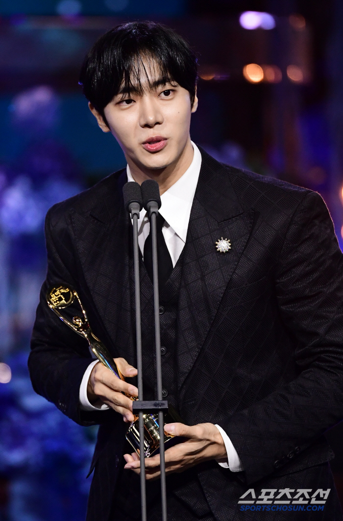  Chu Young-woo won the Blue Dragon Series Award for Best New Actor