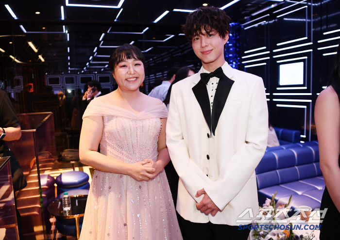  A friendly two-shot with Lee Suji and Park Bo-gum