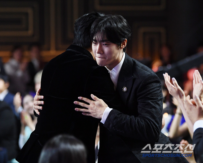  A hot hug with Choo Young-woo and Joo Ji-hoon, the rookie actor award