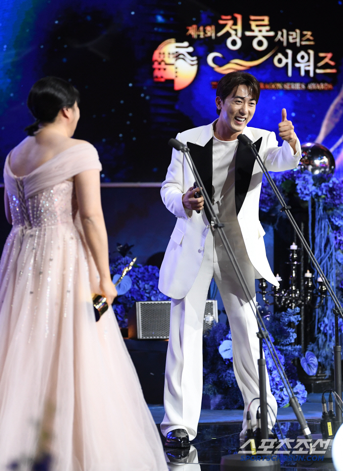  I didn't win the award, but Kim Won-hoon finally said his acceptance speech for the male entertainer award he prepared