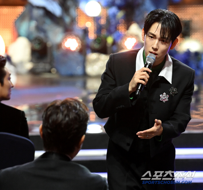  Im Siwan and Lee Byunghun. Eye contact