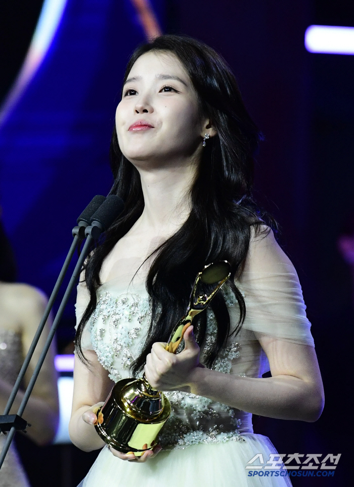  IU Blue Dragon Series Award for Best Actress